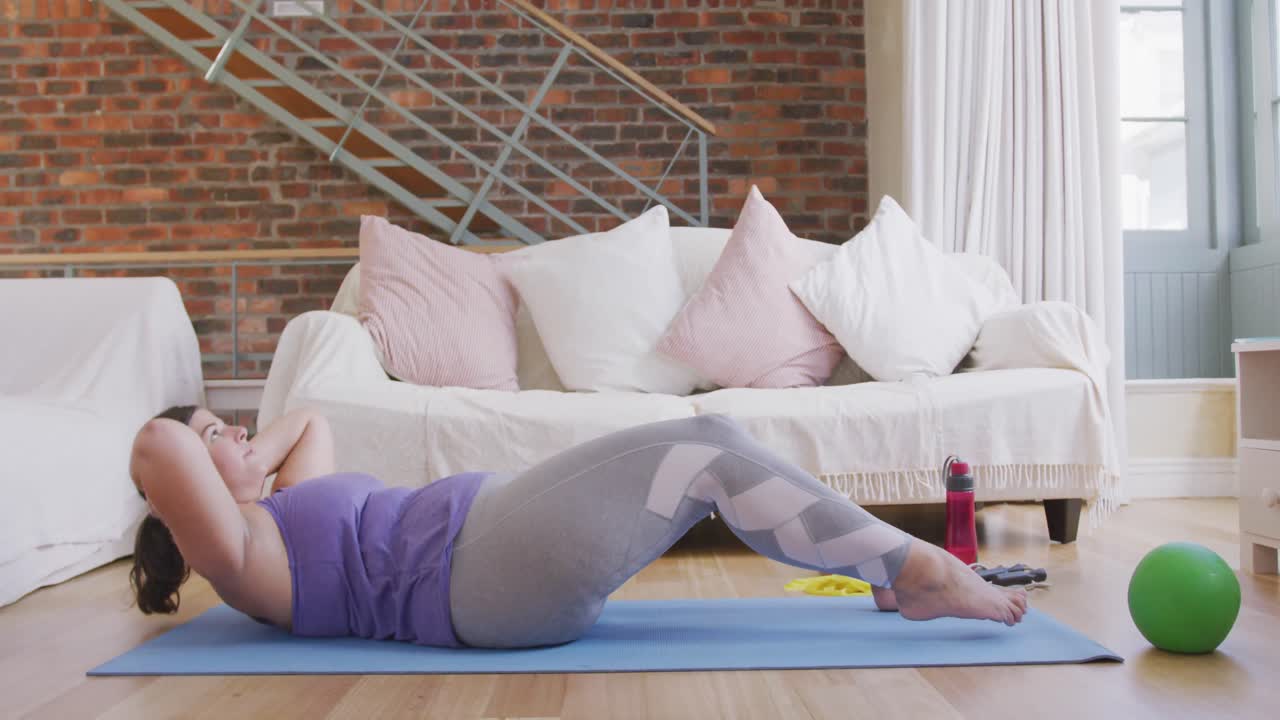 vlogger caucásica mujer haciendo ejercicio en casa