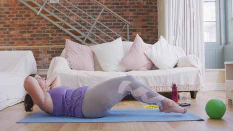 vlogger caucásica mujer haciendo ejercicio en casa