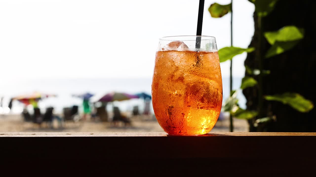 bebida refrescante con vista a la playa en phuket
