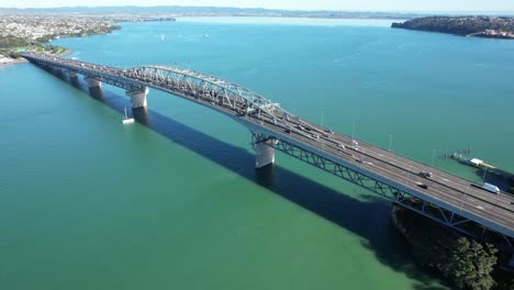 Tráfico-En-El-Puente-Del-Puerto-De-Auckland-Sobre-El-Puerto-De-Waitemata-En-Auckland,-Nueva-Zelanda