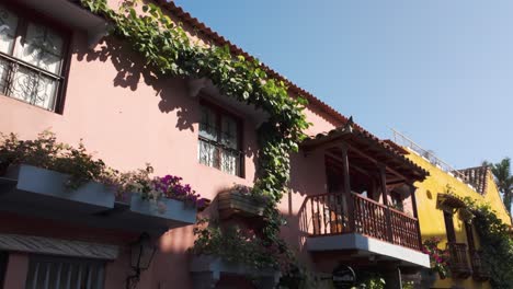 Flower-adorned-balconies-of-a-colonial-house-in-sunny-Cartagena,-Colombia