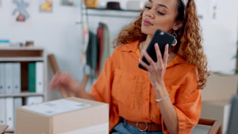 moda, llamada telefónica y mujer con caja de la tienda