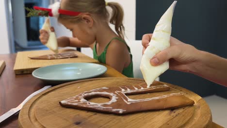 niños decorando casas de pan de jengibre