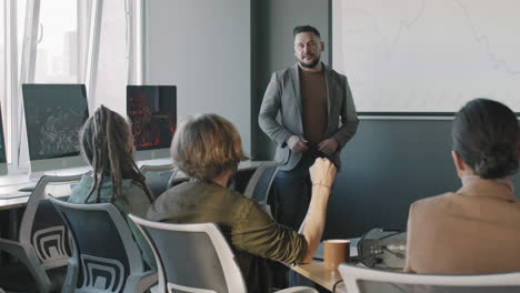 presentación de negocios en la oficina moderna