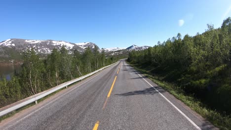 punto de vista del vehículo conduciendo un coche en una carretera en noruega