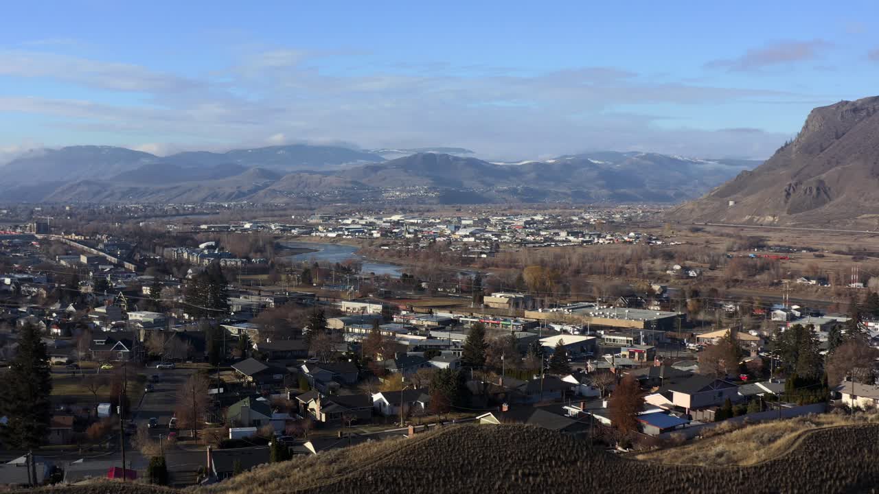 캠룹스의 아늑한 집과 나무가 늘어선 거리의 조감도