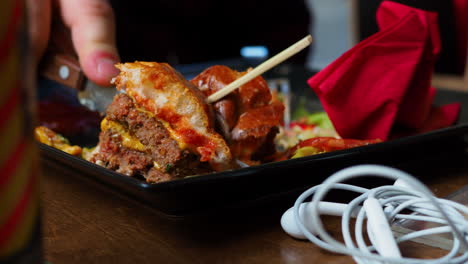 나이프 펀치로 맛있는 햄버거를 썰기