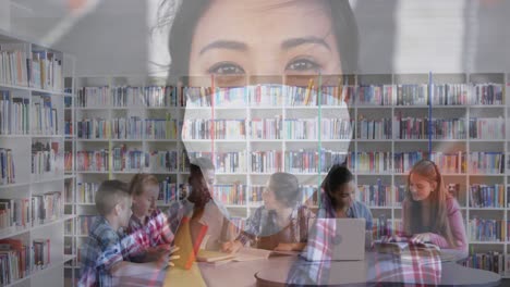 mujer con máscara en contra de los estudiantes que estudian en la biblioteca