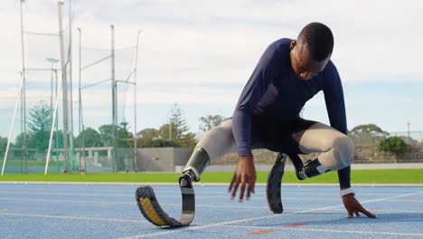 atletas discapacitados haciendo ejercicio en una pista de atletismo 4k