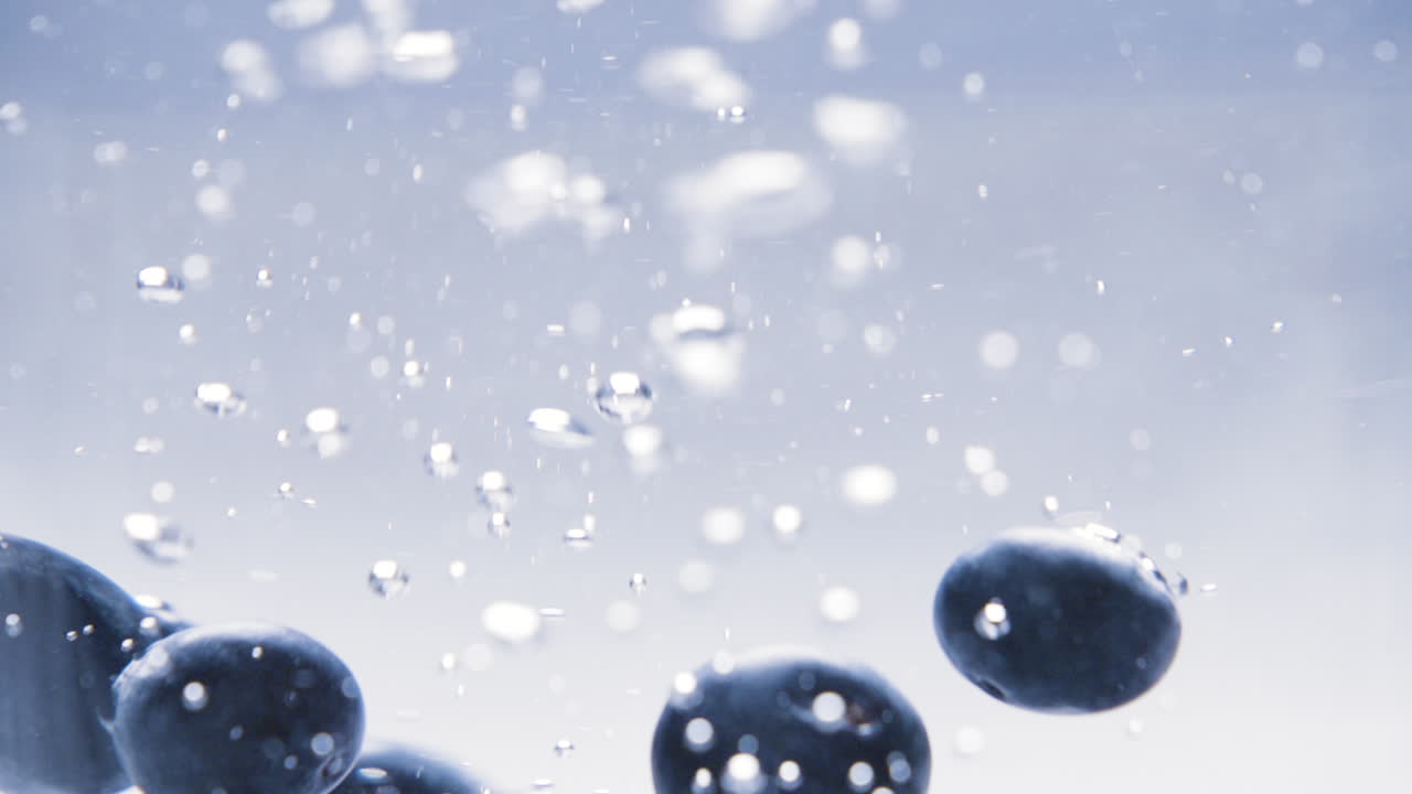 물-3에 떨어지는 여러 베리의 슬로우모션