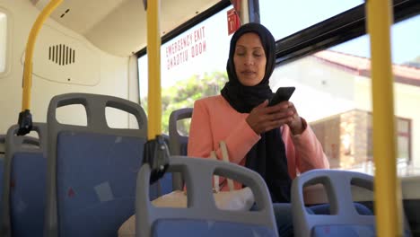 Mujer-Joven-Usando-Hijab-En-La-Ciudad