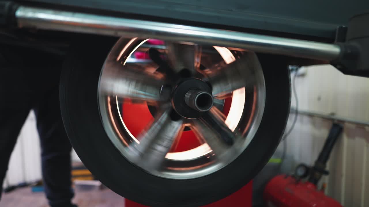 차고에서 자동차 바 정렬 및 회전