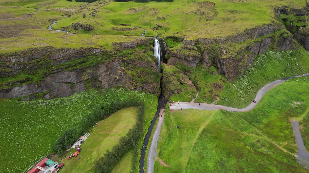 turistas que visitan la famosa cascada de gljufrabui en islandia