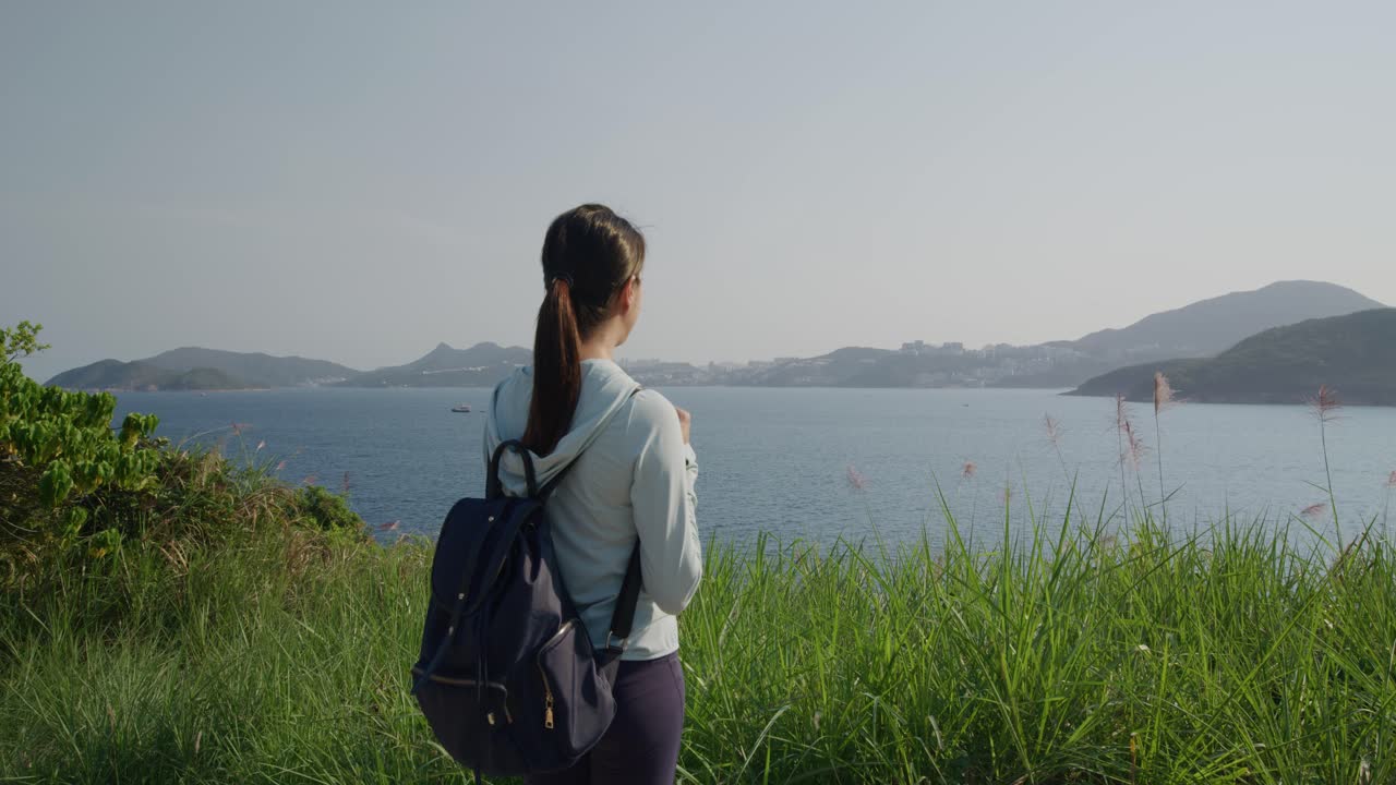 바다 풍경을 즐기는 여자 의 뒷면