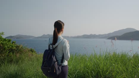 바다 풍경을 즐기는 여자 의 뒷면