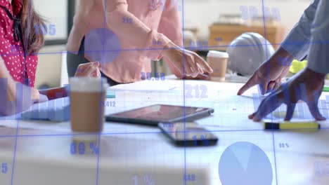 procesamiento de datos en la interfaz a través de las manos de diversos arquitectos discutiendo planos