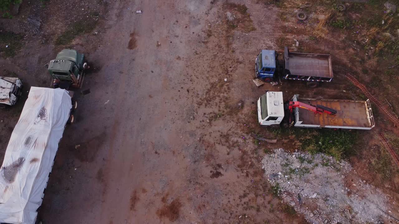 Veduta dall'alto di camion in un cantiere ad Abuja, Nigeria
