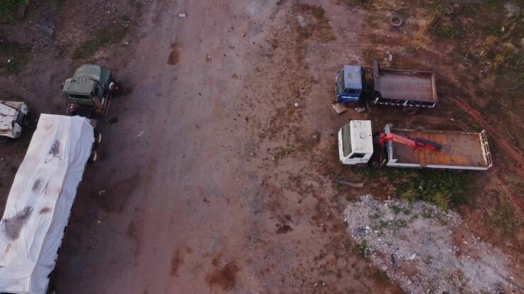 Veduta dall'alto di camion in un cantiere ad Abuja, Nigeria