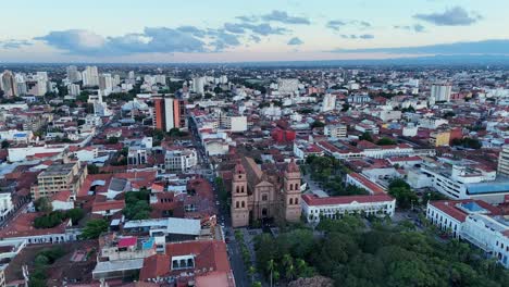 disparo de dron ciudad plaza principal catedral viaje cielo santa cruz bolivia