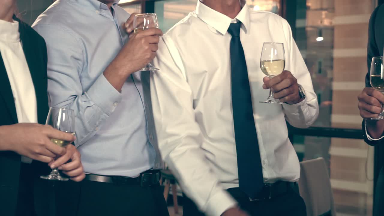 성공한 사업가들은 잔치실에서 와인과  ⁇ 페인을 마시고 저녁 식사를 합니다.
