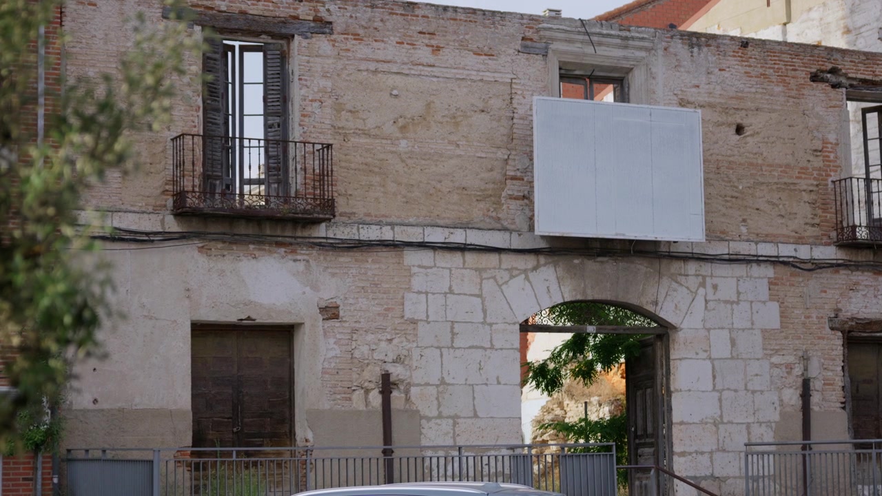 Negozio locale abbandonato con vetrina vuota e segni di incuria che rappresentano la chiusura di attività commerciali, la crisi finanziaria e il degrado urbano