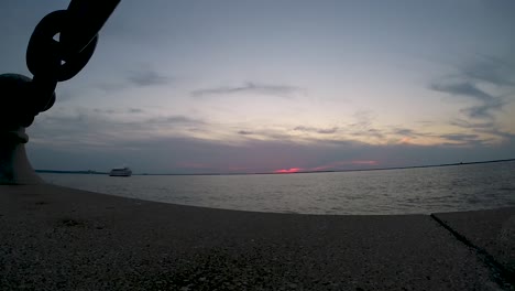 Ein-Atemberaubender-Sonnenuntergang-Am-Südufer-Des-Lake-Erie-Aus-Cleveland,-Ohio