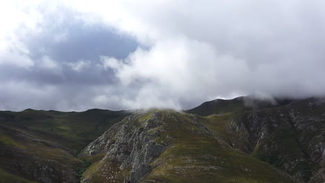 Erstaunliche-Wolkenlandschaft-über-Bergen-In-Südafrika-Aus-Der-Luft