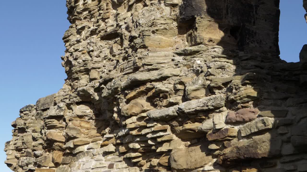 푸른 하늘 중간 기울기 샷에 대한 샌들 성 유적 아치 밑의 통로