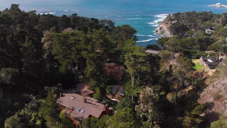 Canyon-Haus-In-Der-Nähe-Einer-Brücke-Neben-Dem-Viertel-Carmel-By-The-Sea