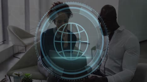 animación de texto de seguridad cibernética, icono de globo, diversos colegas discutiendo en la computadora portátil en la oficina