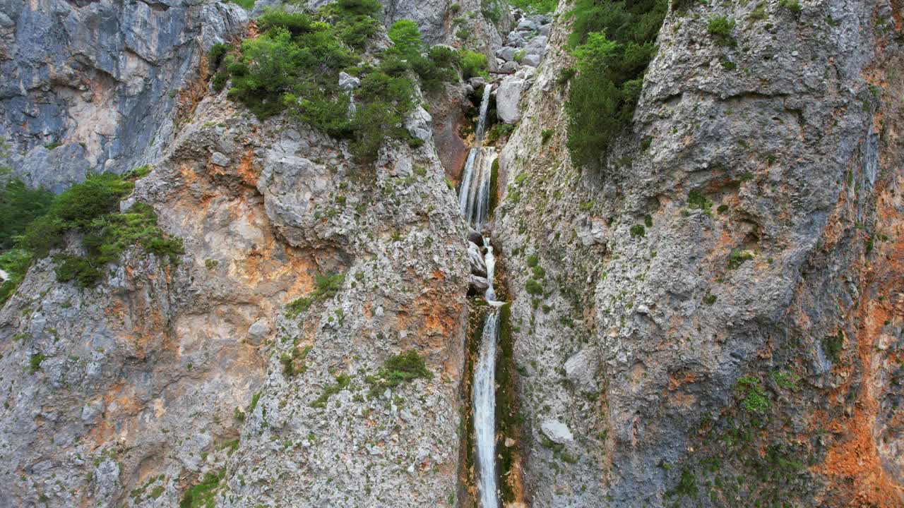 esta impresionante cascada se encuentra en el valle de logar en el norte de eslovenia, y se llama rinka falls