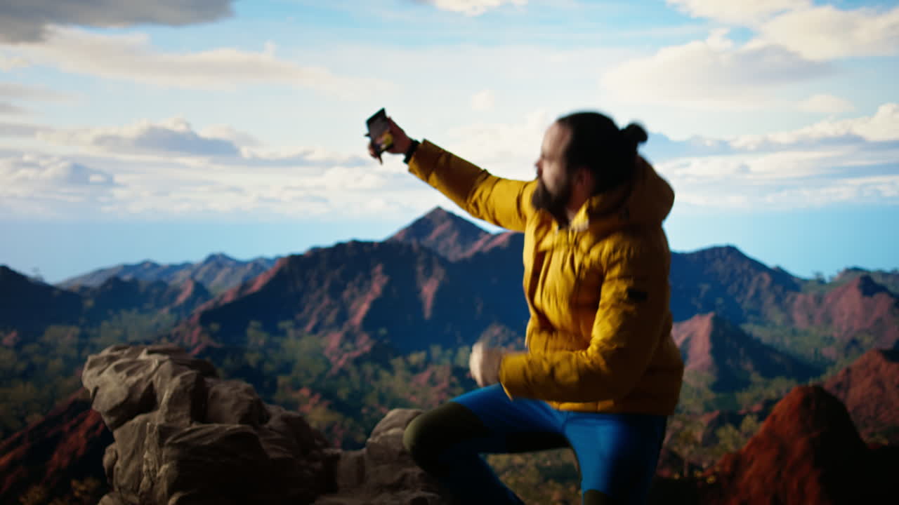 el amante de la naturaleza se toma fotos de sí mismo de pie en la cima de una montaña.