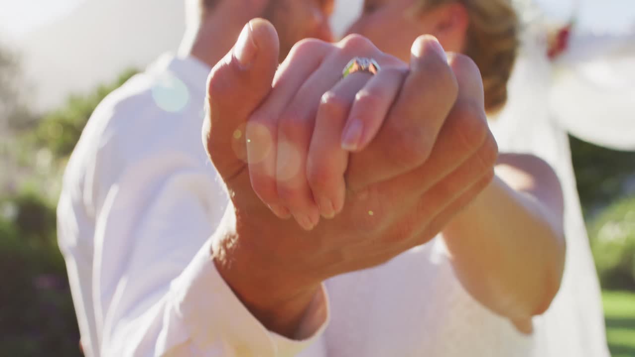 행복 한 백인 신혼 부부 의 초상화, 야외 의 제단 앞 에서 춤 을 추고 있다