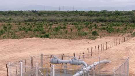 vista aérea volando sobre una válvula de gasoducto dentro de una valla en una planta de energía termoeléctrica