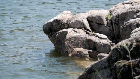 Agua-Salpicando-Rocas-En-Un-Día-Soleado