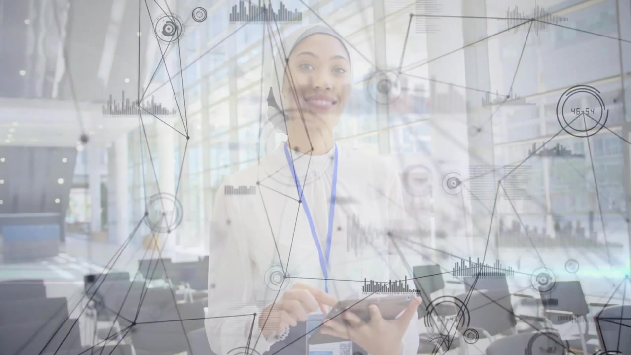 Analista di dati donna che tocca lo schermo del tablet nell'atrio, mostrando grafici di rete in tempo reale che tracciano il flusso di dati.