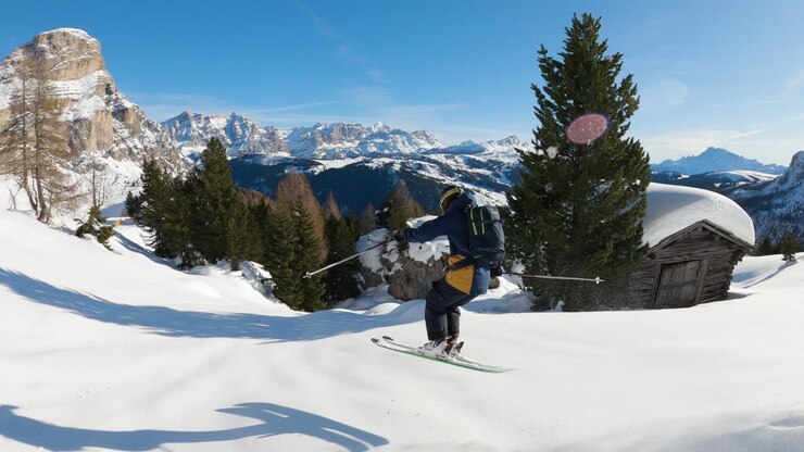 山でスキーをする