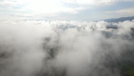 低雲上空飛行, 天空景觀, 空中撤離揭示