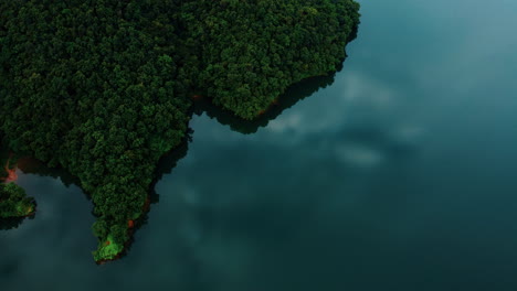 Lago-Sereno-Y-Exuberante-Bosque-Verde-En-El-Lago-Begnas,-Pokhara