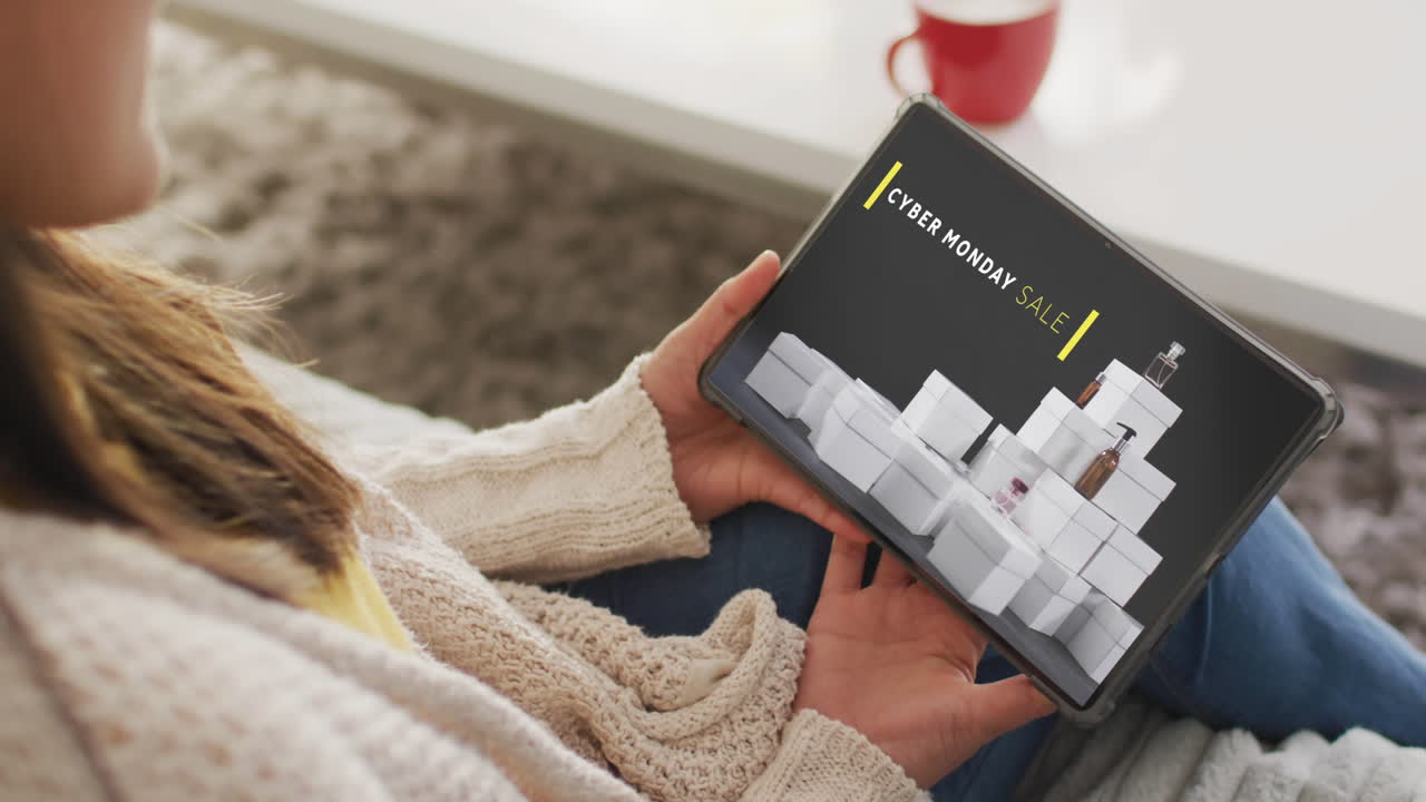 mujer caucásica usando tableta en casa para compras en línea, texto de cyber monday, cámara lenta