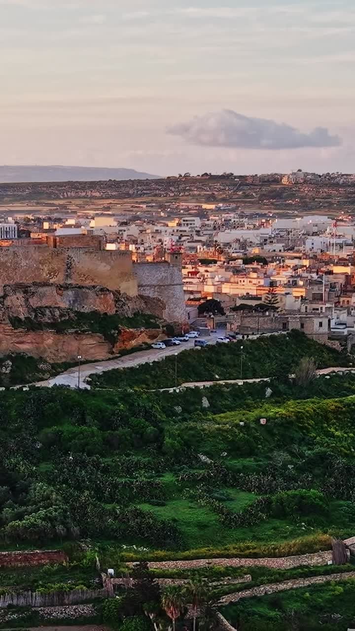 Esplora il paesaggio di Malta al tramonto con vista sulla città