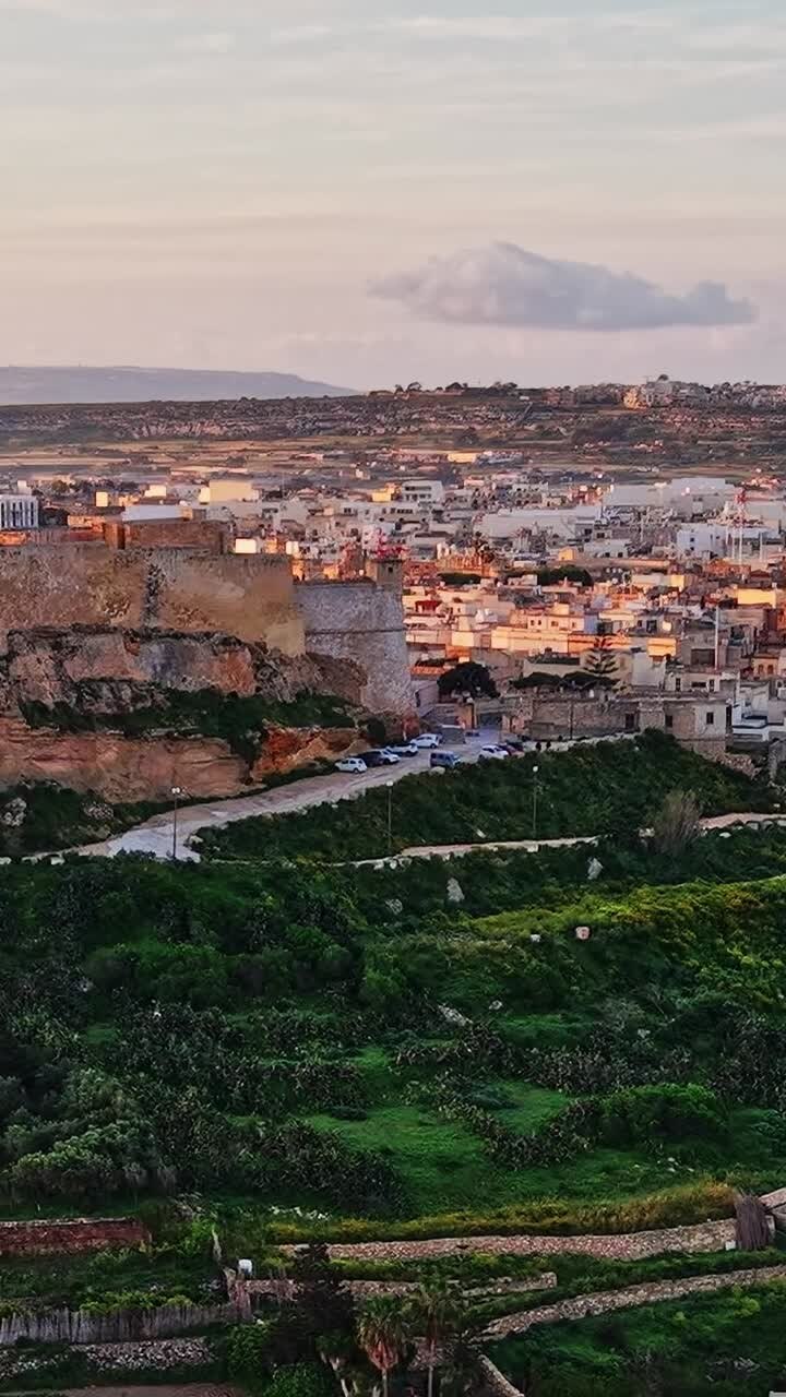 Esplora il paesaggio di Malta al tramonto con vista sulla città