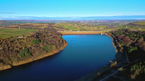 Escena-De-Imágenes-Aéreas-De-Invierno-Del-Embalse-De-Scammonden-Con-El-Puente-De-La-Autopista-M62