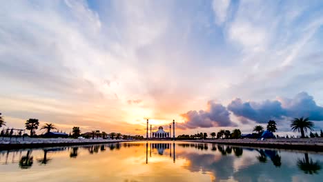 video timelapse de la escena del atardecer detrás de la mezquita en hatyai, tailandia