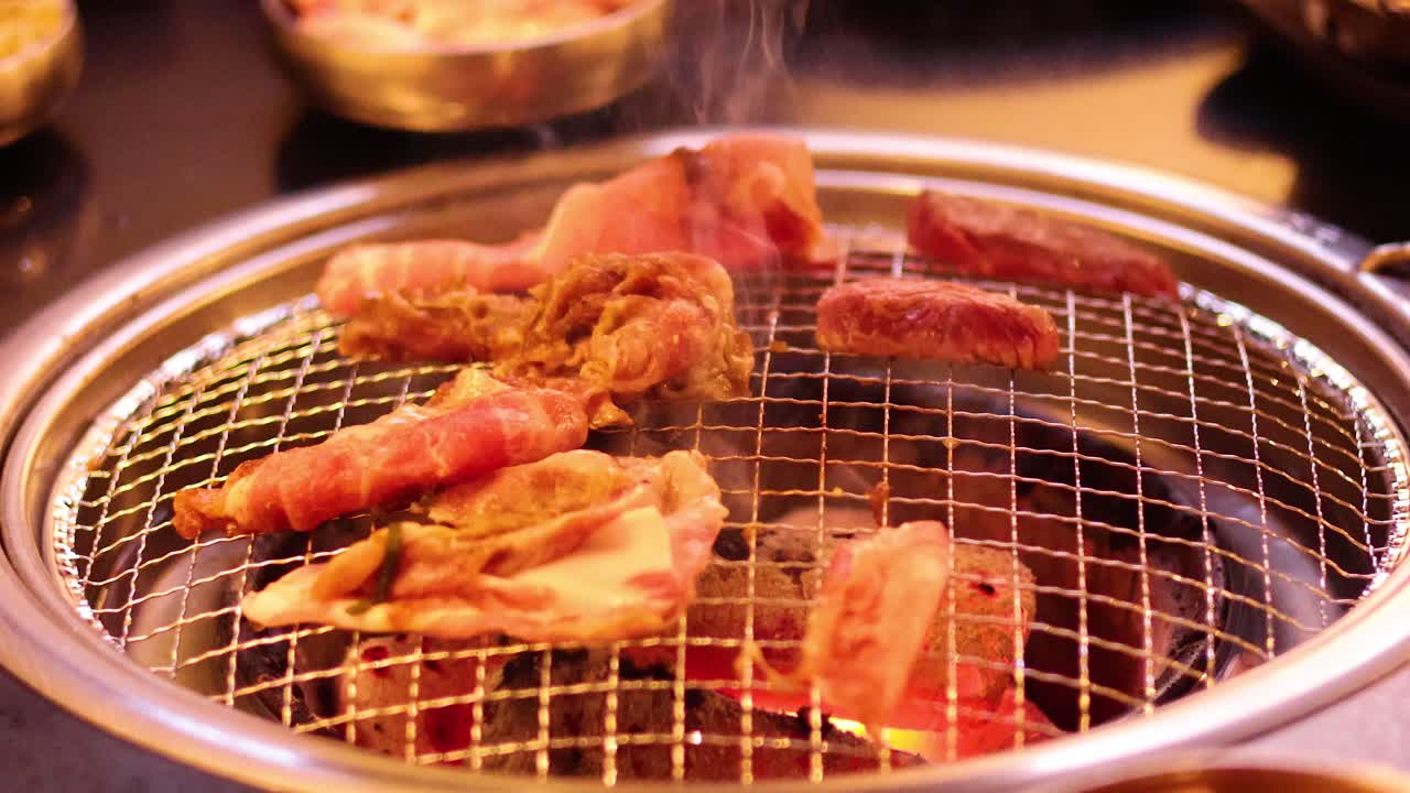 멜버른의 bbq에서 고기 김