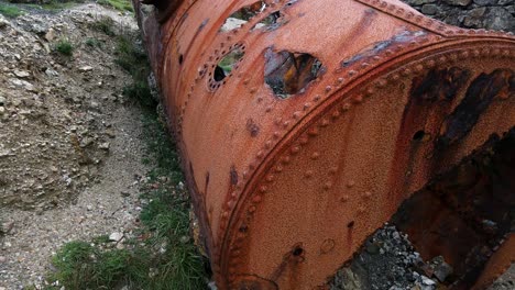 explorando un gran contenedor industrial oxidado en una fábrica de ladrillos abandonada de welsh traeth porth wen