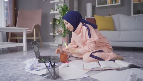 Muslimische-Geschäftsfrau,-Die-Zu-Hause-An-Einem-Projekt-Arbeitet.