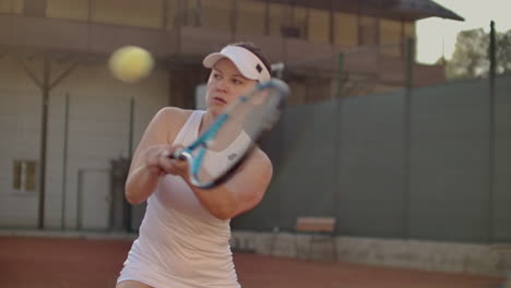 Mujer-Profesional-Equipada-Golpeando-Con-Fuerza-La-Pelota-De-Tenis-Con-Raqueta-De-Tenis.-Mujer-Equipada-Profesional-Golpeando-Fuerte-La-Pelota-De-Tenis-Con-Raqueta-De-Tenis.