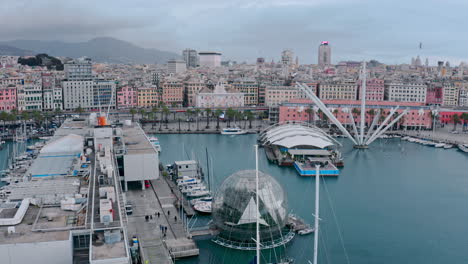 Antena-Escénica-Sobre-El-Puerto-Viejo-De-Génova,-Vista-De-Biosfera-Y-Bigo