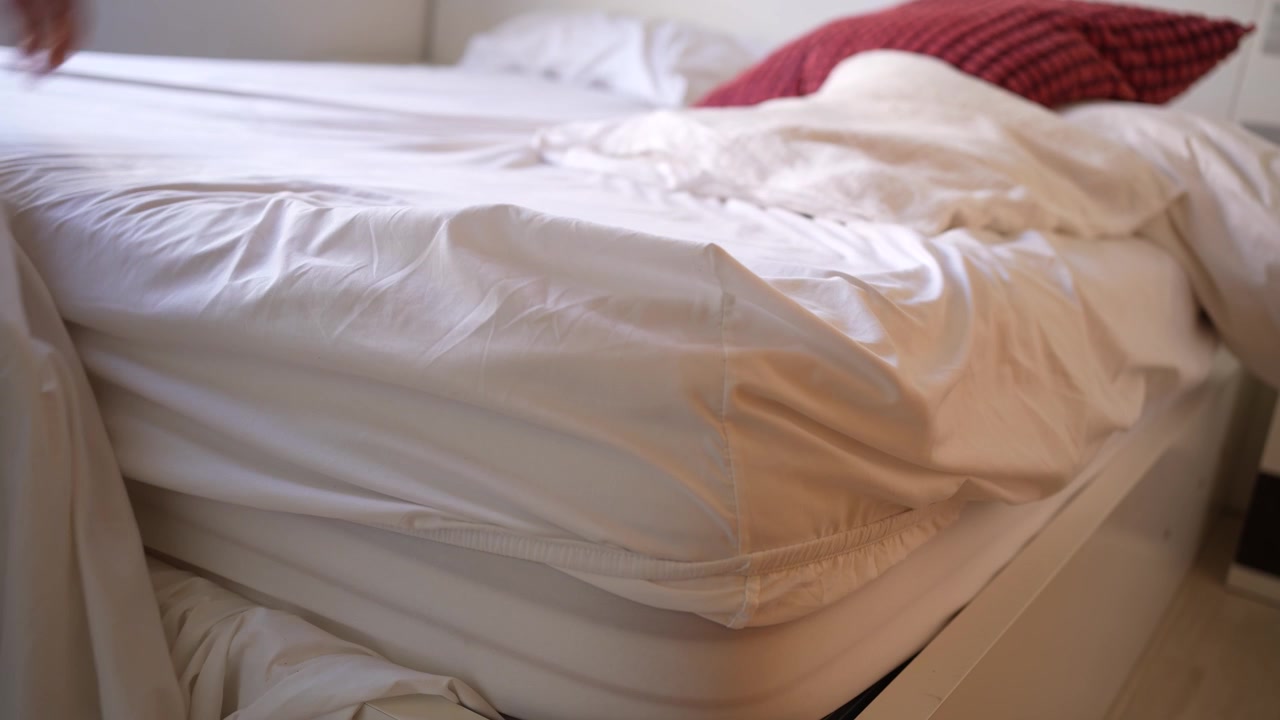Merapikan tempat tidur, proses langkah demi langkah yang terperinci untuk ruang kamar tidur yang lebih nyaman dan rapi